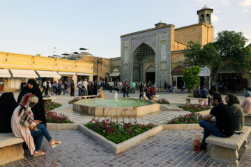 The outer area of the mosque and Vakil Bazaar in Zandiye axis