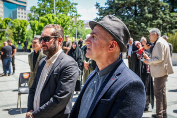 اردشیر منظم دوبلور و گوینده در مراسم تشییع پیکر مسعود اسکویی