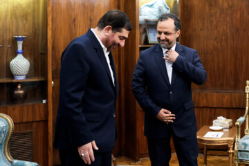 احسان خاندوزی  وزیر امور اقتصاد و دارایی (راست) در حال گفت و گو با محمد مخبر معاون اول رئیس جمهور قبل از دیدار با «اثیر داود سلمان» وزیر تجارت عراق .