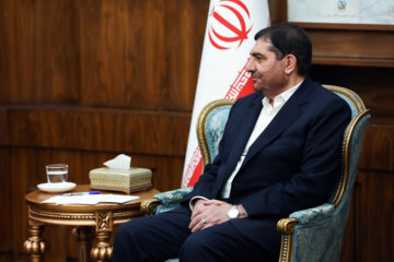 محمد مخبر معاون اول رئیس جمهور قبل از دیدار با «اثیر داود سلمان» وزیر تجارت عراق .