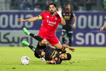 Persepolis F.C. defeats Nassaji 2-1