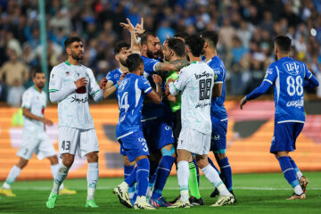 Iran Pro League: Esteghlal vs. Zob Ahan 