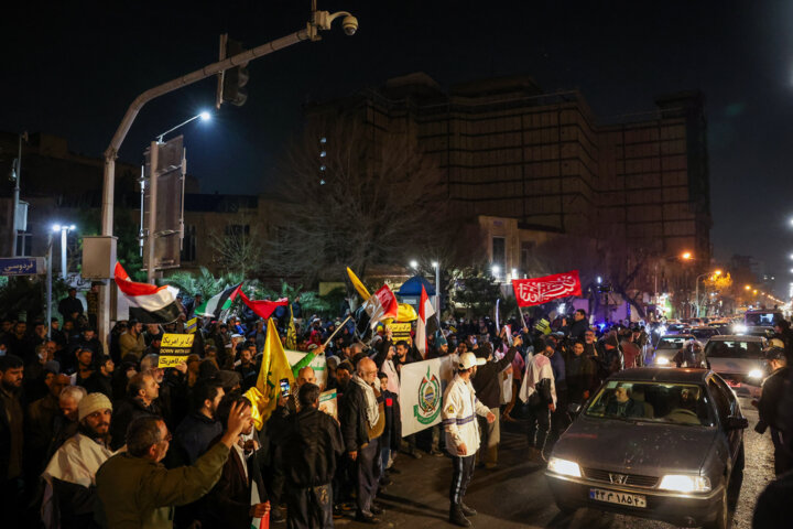 تجمع مردم مقابل سفارت انگلیس