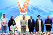 La ceremonia de honrar a los medallistas iraníes en el campo de deporte