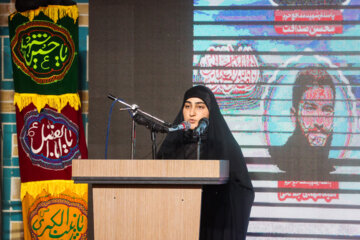 زینب سلیمانی دختر سردار سلیمانی در مراسم بزرگداشت چهلمین روز شهادت مستشاران نظامی ایران در سوریه