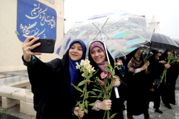 Le sanctuaire de l’imam Reza décoré de fleurs