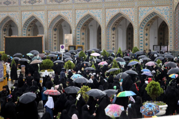 Le sanctuaire de l’imam Reza décoré de fleurs