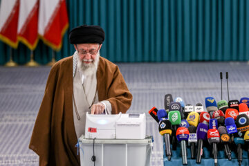 Début du deuxième tour des législatives en Iran : le Leader de la RII vote à Hosseiniyeh de l’Imam Khomeini