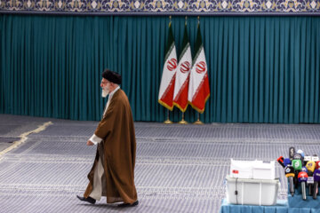 Téhéran (IRNA)-L'Ayatollah Seyyed Ali Khamenei, Guide suprême de la Révolution islamique, a assisté vendredi (10 mai 2024) à 8 heures du matin à Hosseinieh de l'Imam Khomeini à Téhéran, et a participé au deuxième tour des élections du 12ème mandat du Parlement iranien. (Photo : Marzieh Soleimani)

