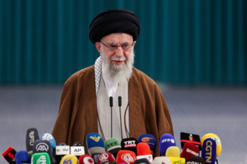 Téhéran (IRNA)-L'Ayatollah Seyyed Ali Khamenei, Guide suprême de la Révolution islamique, a assisté vendredi (10 mai 2024) à 8 heures du matin à Hosseinieh de l'Imam Khomeini à Téhéran, et a participé au deuxième tour des élections du 12ème mandat du Parlement iranien. (Photo : Marzieh Soleimani)

