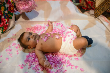 Gol Ghaltan, un rituel pour rouler les bébés dans les pétales de roses