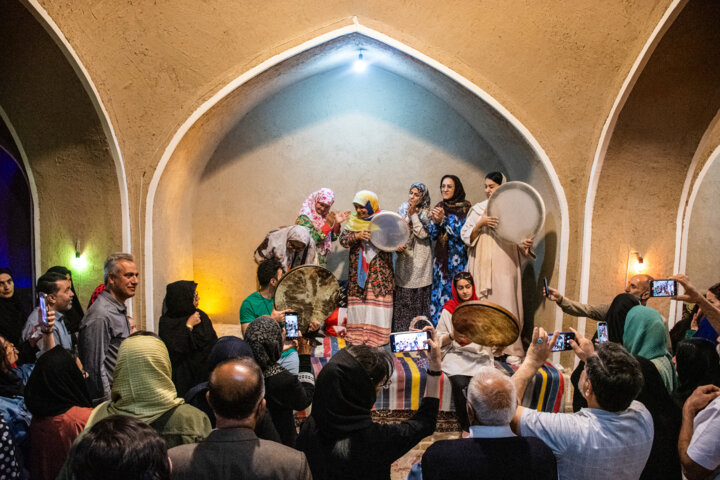 گلغلتان امیریه دامغان و همآغوشی نوزادان ۱۸ استان با گلبرگهای محمدی