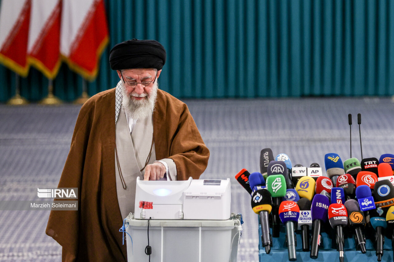 Début du deuxième tour des législatives en Iran : le Leader de la RII vote à Hosseiniyeh de l’Imam Khomeini