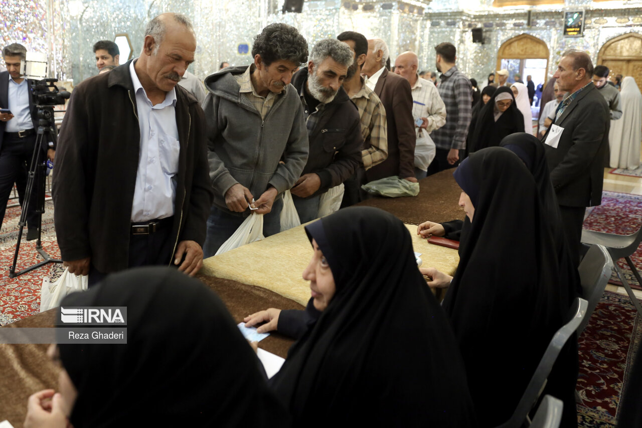 رای گیری در ۲ حوزه انتخابیه فارس بدون مشکل در حال انجام است