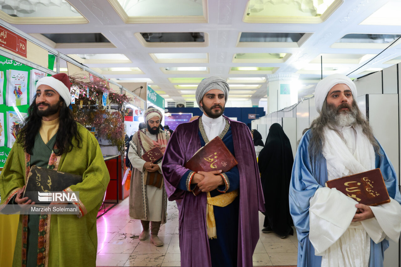 مشاهیر در نمایشگاه کتاب؛ بازار سلفیها داغ شد