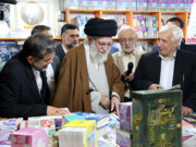 Der Revolutionsführer Irans besucht die Teheraner Buchmesse