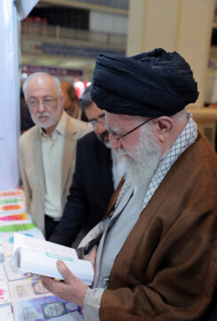 Ayatolá Jameneí visita la Feria Internacional del Libro de Teherán