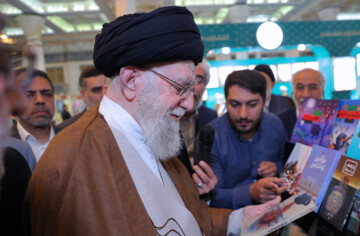 İslam İnkılabı Rehberi Tahran kitap Fuarı’nı ziyaret etti