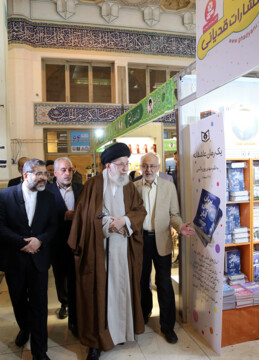 Ayatolá Jameneí visita la Feria Internacional del Libro de Teherán