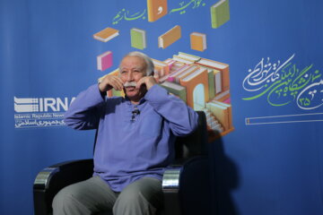  جواد انصافی میهمان غرفه ایرنا در سی و پنجمین نمایشگاه کتاب تهران
