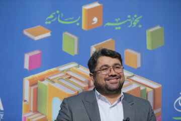 میرهاشم موسوی میهمان غرفه ایرنا در سی و پنجمین نمایشگاه کتاب تهران