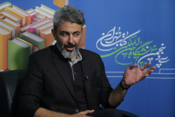 حسن ولیخانی میهمان غرفه ایرنا در سی و پنجمین نمایشگاه کتاب تهران