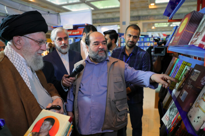 El ayatolá Jameneí visita la Feria Internacional del Libro de Teherán