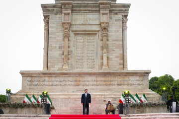 Se celebra una ceremonia conmemorativa de Ferdowsi en Tus