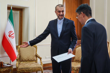 New Chinese ambassador presents copy of credentials to Amirabdollahian