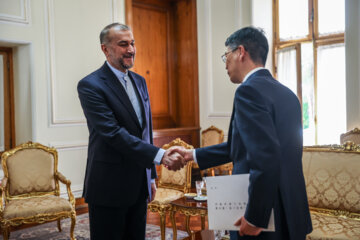 New Chinese ambassador presents copy of credentials to Amirabdollahian
