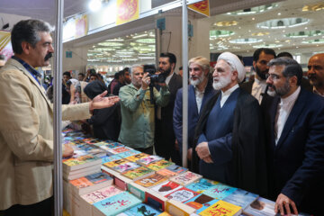 بازدید حجت الاسلام «غلامحسین محسنی اژه ای» از سی و پنجمین نمایشگاه کتاب تهران