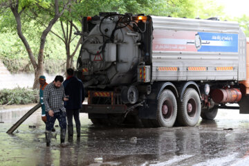 پاکسازی منطقه سیلاب زده میدان انقلاب مشهد