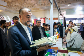 بازدید «حسین امیر عبداللهیان» وزیر امور خارجه از سی و پنجمین نمایشگاه کتاب تهران- روز نهم