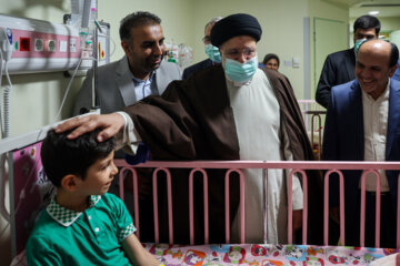 عیادت رئیس جمهور از بیماران بیمارستان ۳۰۰ تختخوابی رازی
