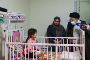 عیادت رئیس جمهور از بیماران بیمارستان ۳۰۰ تختخوابی رازی