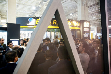 مهرداد بذرپاش وزیر راه و شهرسازی در حال بازدید از یازدهمین نمایشگاه بین‌المللی حمل و نقل ریلی