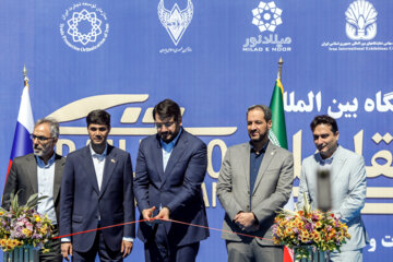 مهرداد بذرپاش وزیر راه و شهرسازی در حال افتتاح یازدهمین نمایشگاه بین‌المللی حمل و نقل ریلی