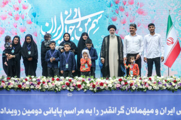تقدیر از خانواده‌های شاخص پرجمعیت توسط «آیت الله سید ابراهیم رئیسی» در دومین جایزه ملی جوانی جمعیت
