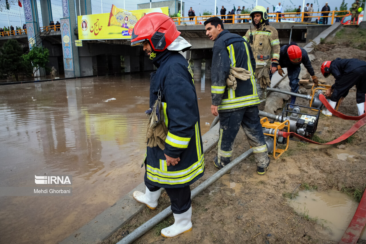روز پرکار آتش نشانان مشهد با انجام ٢٠٠ عملیات امداد و نجات