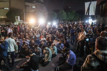 تجمع و دعای دسته جمعی مردم برای سلامتی رئیس جمهور و همراهانش در میدان ولیعصر تهران