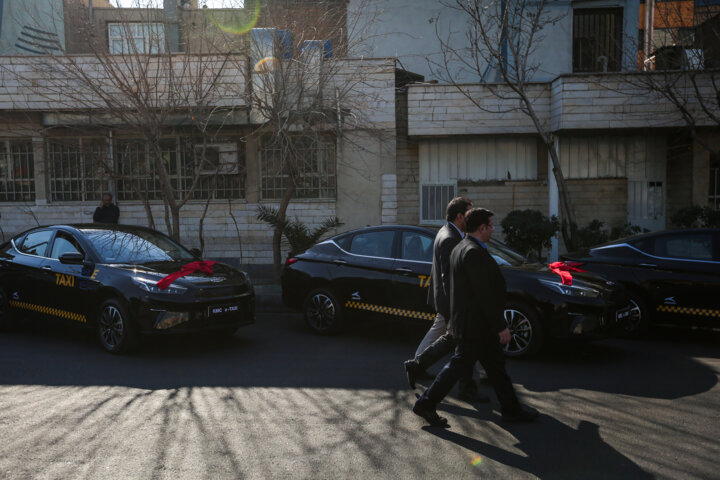 رونمایی از تاکسی‌های برقی کرمان موتور در تهران