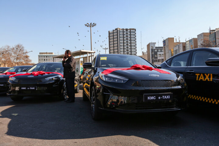 رونمایی از تاکسی‌های برقی کرمان موتور در تهران