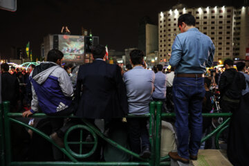 تجمع و دعای دسته جمعی مردم برای سلامتی رئیس جمهور و همراهانش در میدان ولیعصر تهران
