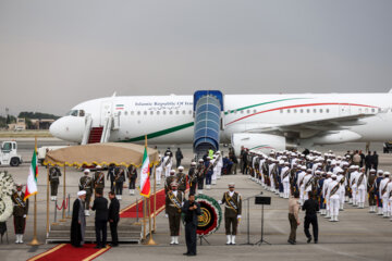 El avión que traslada el cuerpo del mártir Raisi llega a Teherán 