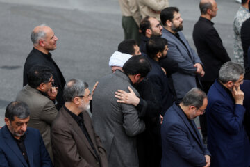 El avión que traslada el cuerpo del mártir Raisi llega a Teherán 