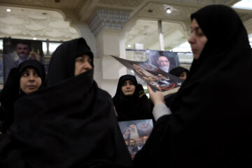 حضور گسترده مردم تهران در مصلی برای وداع با شهدای خدمت