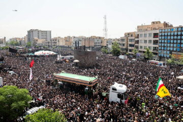 رسانه‌های غربی: سیل مردم ایران به یاد ابراهیم رئیسی به خیابان‌ها آمدند