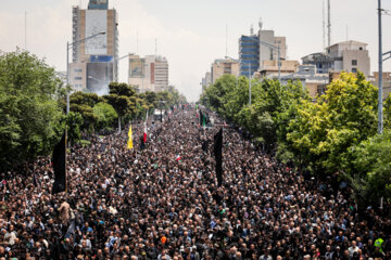 Des millions de Téhéranais font leurs derniers adieux au président martyr Ebrahim Raïssi et de ses compagnons