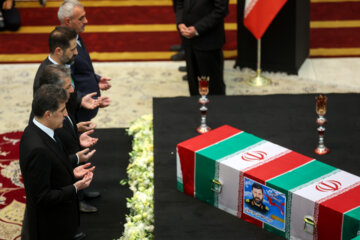 ادای احترام مقامات کشورها به رئیس جمهور شهید