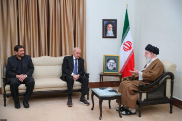 رہبر انقلاب اسلامی سے شہید صدر کی یاد میں منعقدہ تقریب میں شریک غیر ملکی حکام کی ملاقات